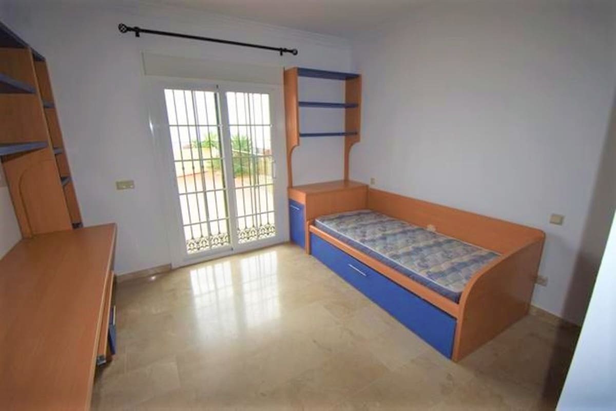 Casa de 3 habitaciones en Estepona en venta con piscina garaje - 500.000 € (Ref: 9410861)