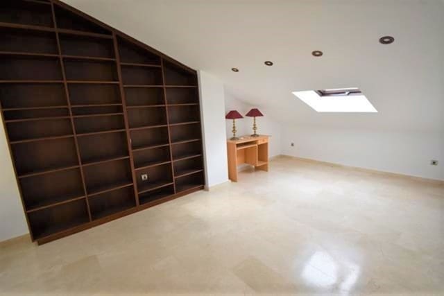 Casa de 3 habitaciones en Estepona en venta con piscina garaje - 500.000 € (Ref: 9410861)