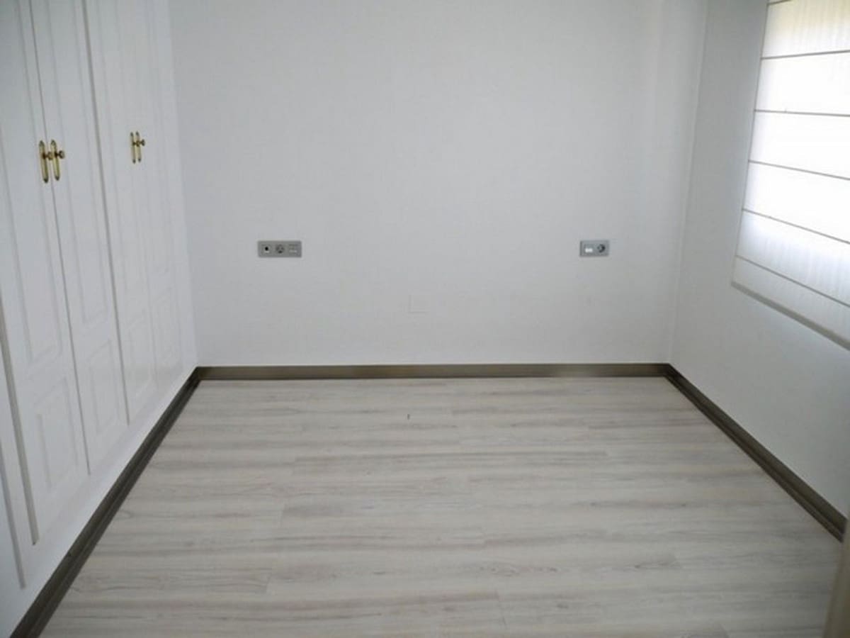 4 sypialnia Dom na sprzedaż w Calahonda z basenem garażem - 530 000 € (Ref: 9410862)