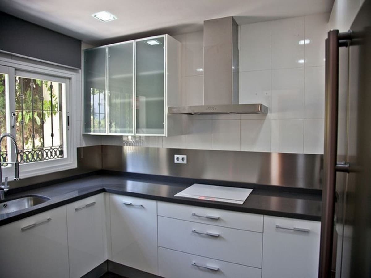 4 sypialnia Dom na sprzedaż w Calahonda z basenem garażem - 530 000 € (Ref: 9410862)