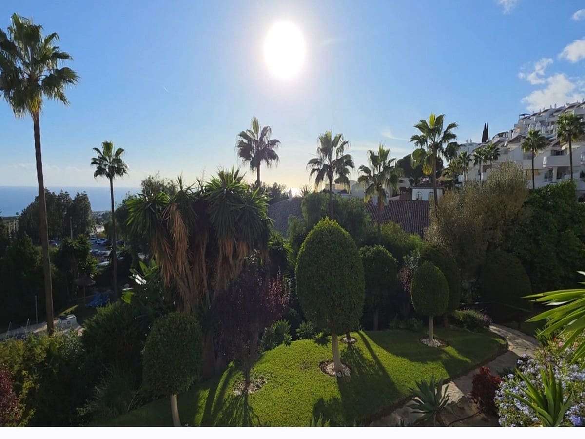 2 bedroom Apartment for sale in Calahonda with pool - € 423,000 (Ref: 9413907)
