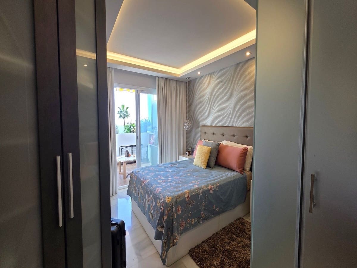 2 bedroom Apartment for sale in Calahonda with pool - € 423,000 (Ref: 9413907)