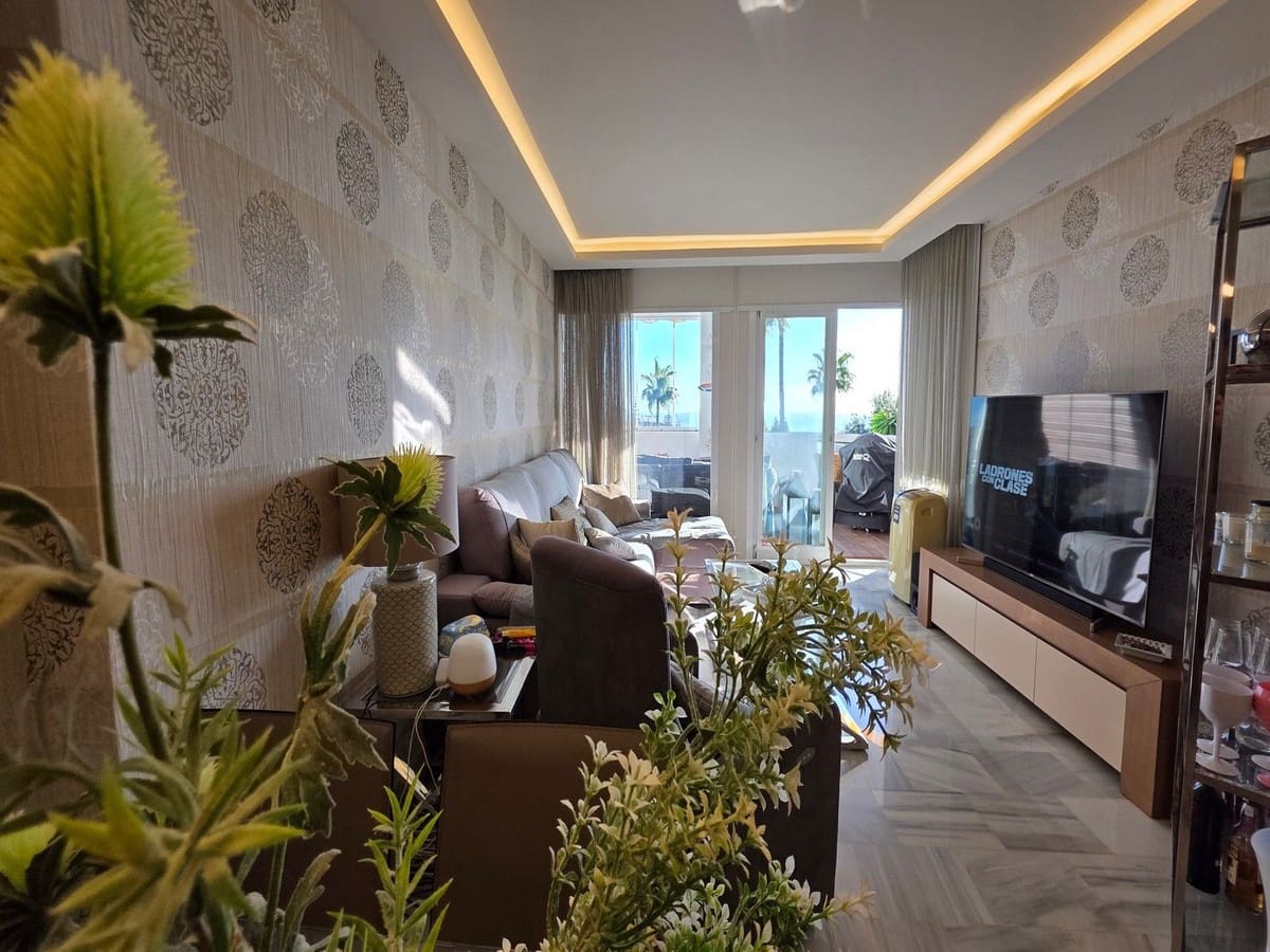 2 bedroom Apartment for sale in Calahonda with pool - € 423,000 (Ref: 9413907)