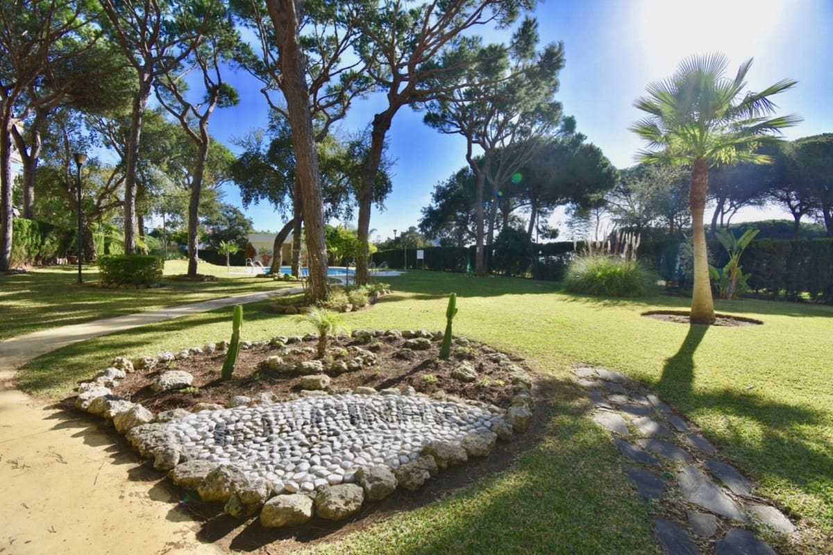 Apartamento de 2 habitaciones en Calahonda en venta con piscina garaje - 350.000 € (Ref: 9413910)