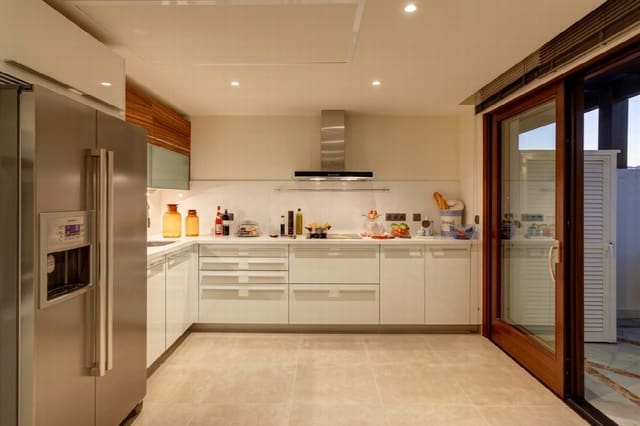 Apartamento de 2 habitaciones en Centro, Estepona en venta con piscina - 450.000 € (Ref: 9413913)