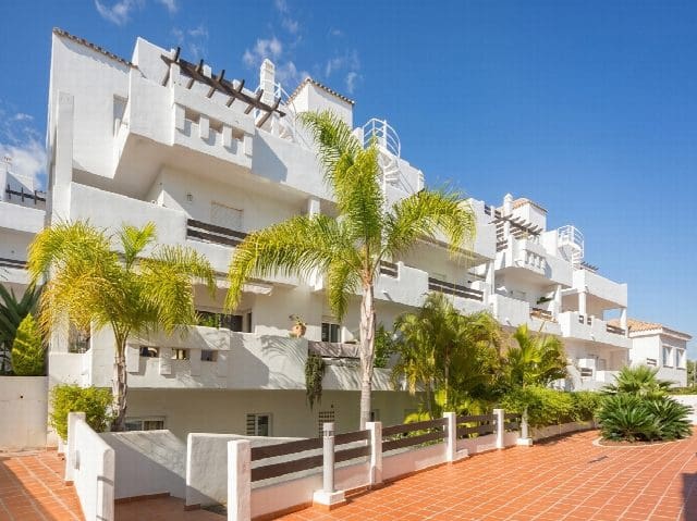 Apartamento de 2 habitaciones en Centro, Estepona en venta con piscina - 450.000 € (Ref: 9413913)