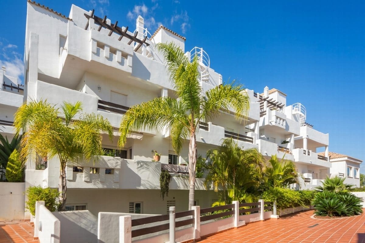 Apartamento de 2 habitaciones en Estepona en venta con piscina - 450.000 € (Ref: 9413913)