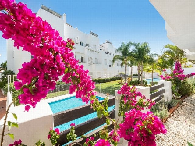 Apartamento de 2 habitaciones en Estepona en venta con piscina - 450.000 € (Ref: 9413913)