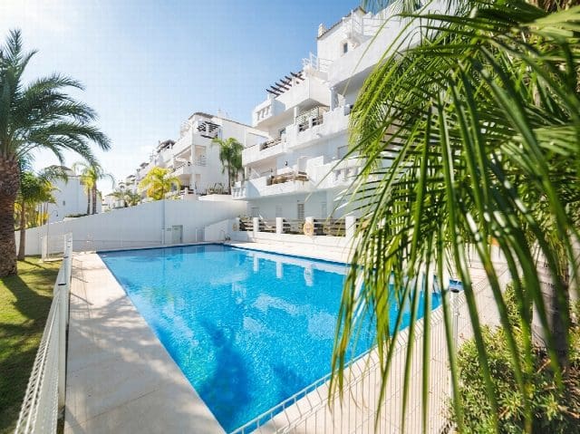 Apartamento de 2 habitaciones en Centro, Estepona en venta con piscina - 450.000 € (Ref: 9413913)
