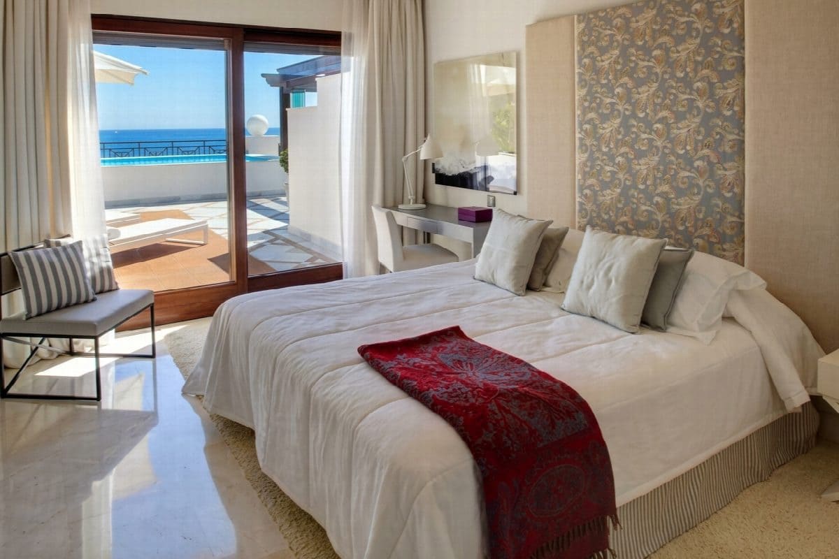 Apartamento de 2 habitaciones en Estepona en venta con piscina - 450.000 € (Ref: 9413913)