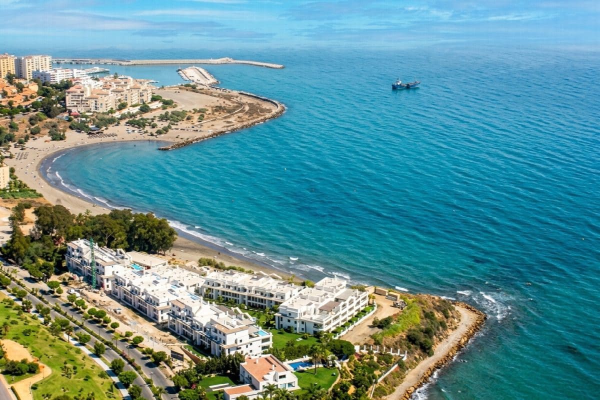 Apartamento de 2 habitaciones en Estepona en venta con piscina - 450.000 € (Ref: 9413913)