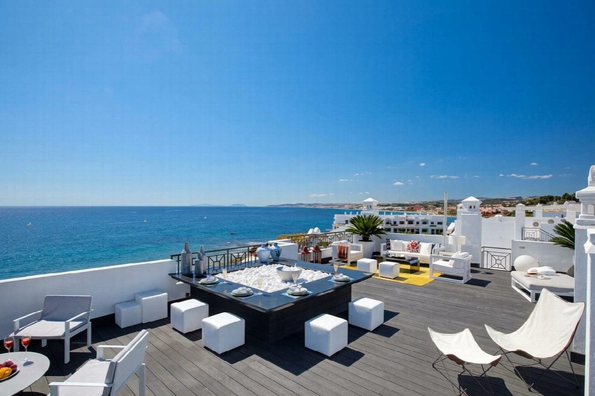 Apartamento de 2 habitaciones en Estepona en venta con piscina - 450.000 € (Ref: 9413913)
