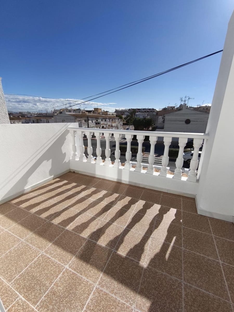3 soveværelse Byhus til salg i Torrevieja med swimmingpool - € 249.900 (Ref: 9413921)