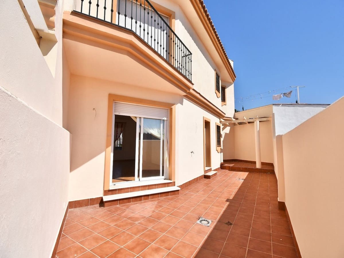 2 bedroom Townhouse for sale in Fuengirola with garage - € 400,000 (Ref: 9413929)