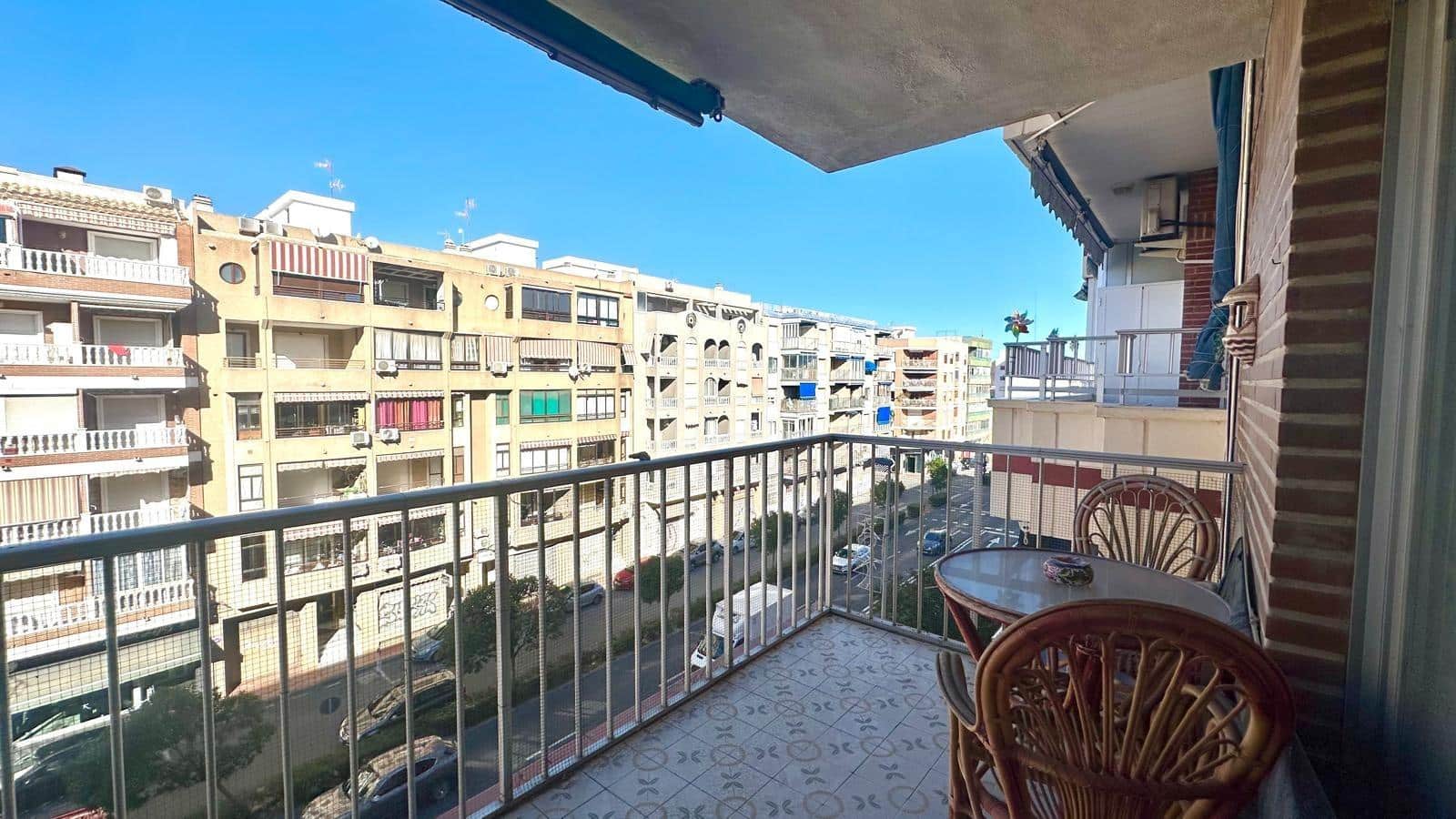 Apartamento de 2 habitaciones en Torrevieja en venta - 155.900 € (Ref: 9422257)