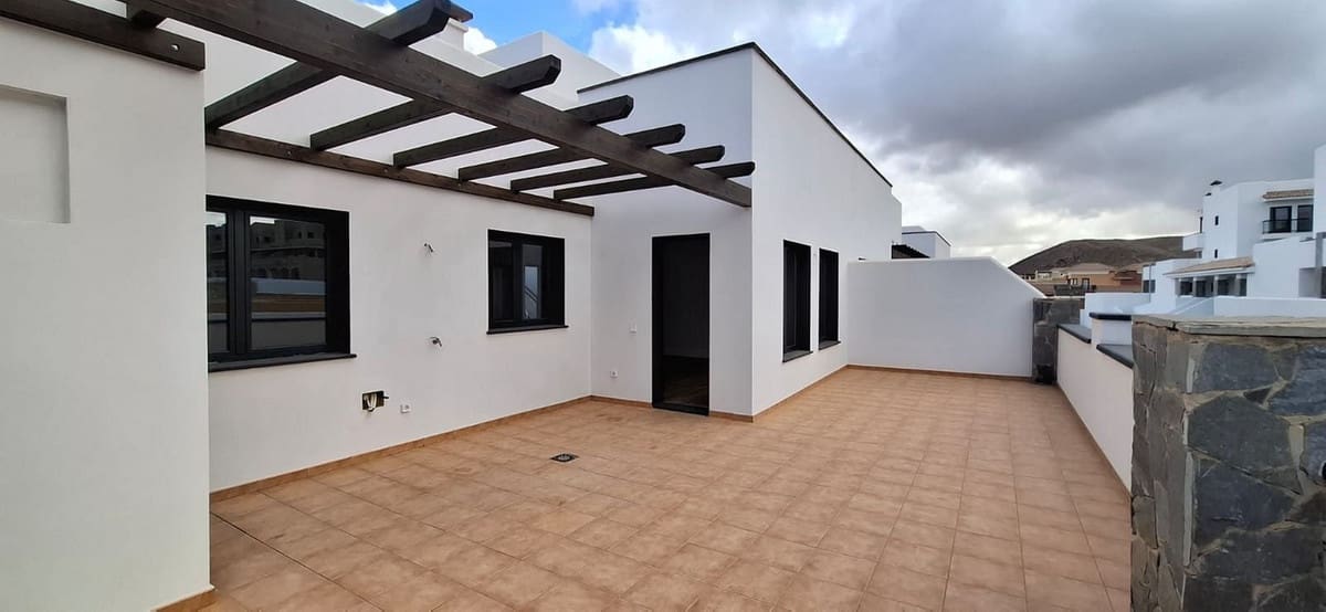 2 bedroom Apartment for sale in Corralejo with pool garage - € 299,000 (Ref: 9431291)