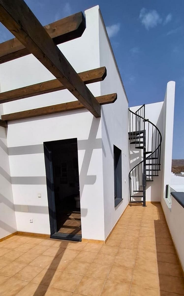 2 bedroom Apartment for sale in Corralejo with pool garage - € 279,000 (Ref: 9431291)