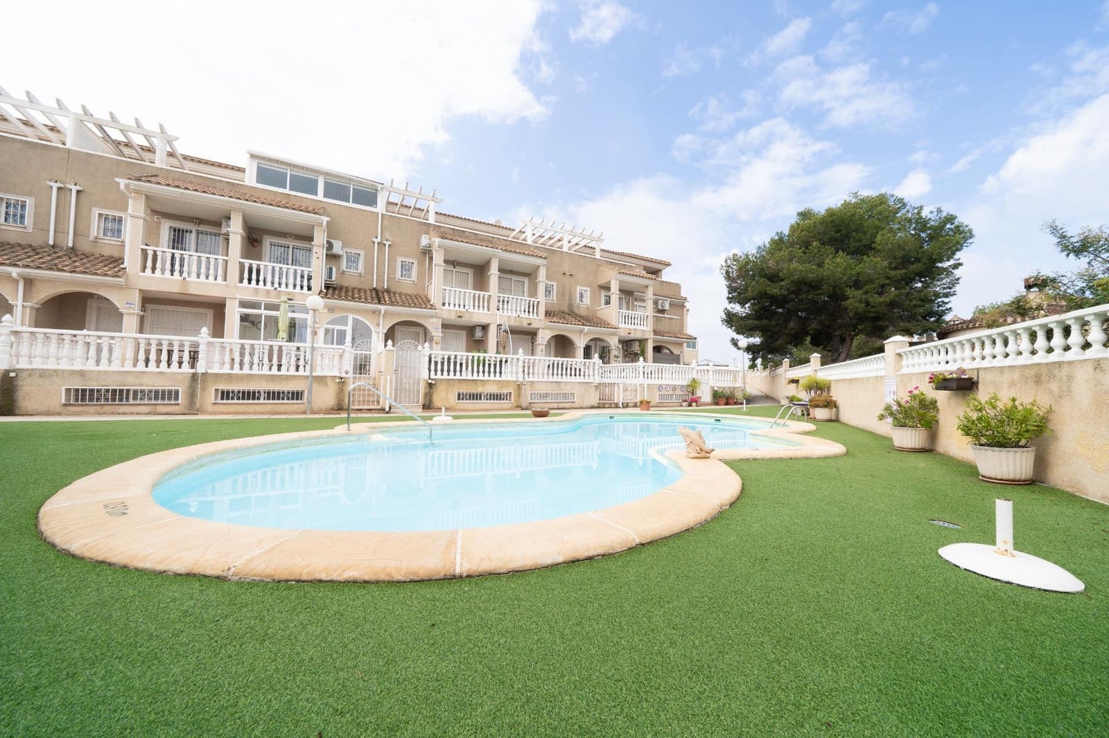4 sypialnia Dom blizniak na sprzedaż w Orihuela Costa z basenem - 243 000 € (Ref: 9431300)