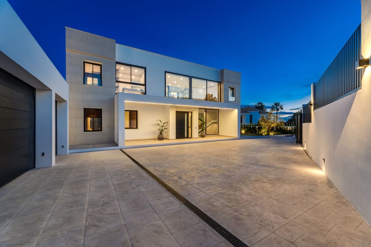 6 bedroom Villa for sale in El Madronal with pool - € 7,000,000 (Ref: 9451527)