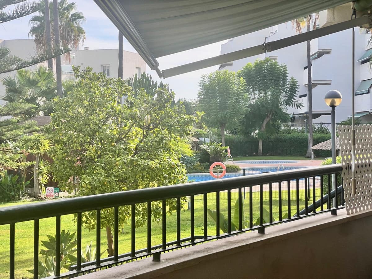 Apartamento de 2 habitaciones en San Pedro de Alcantara en venta con piscina garaje - 365.000 € (Ref: 9452769)