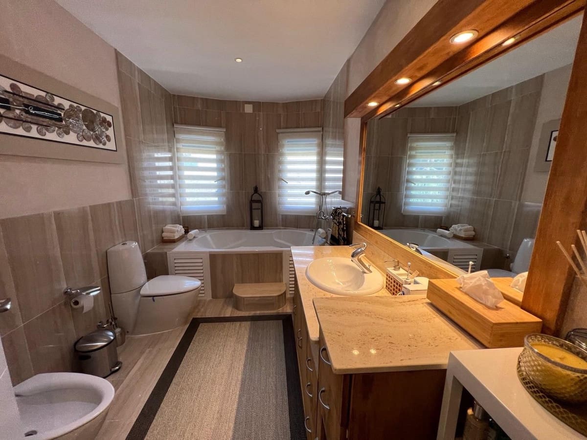 3 bedroom Villa for sale in Estepona - € 1,150,000 (Ref: 9453213)