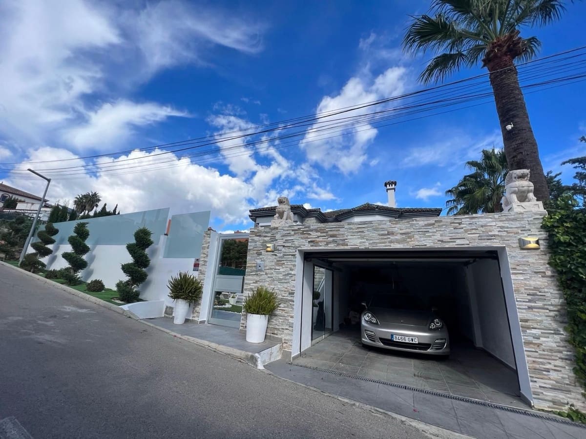 3 bedroom Villa for sale in Estepona - € 1,150,000 (Ref: 9453213)