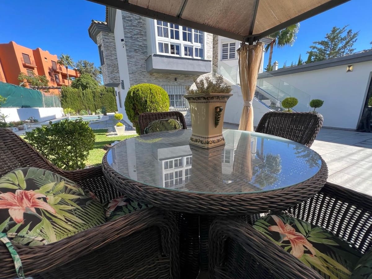 3 bedroom Villa for sale in Estepona - € 1,150,000 (Ref: 9453213)