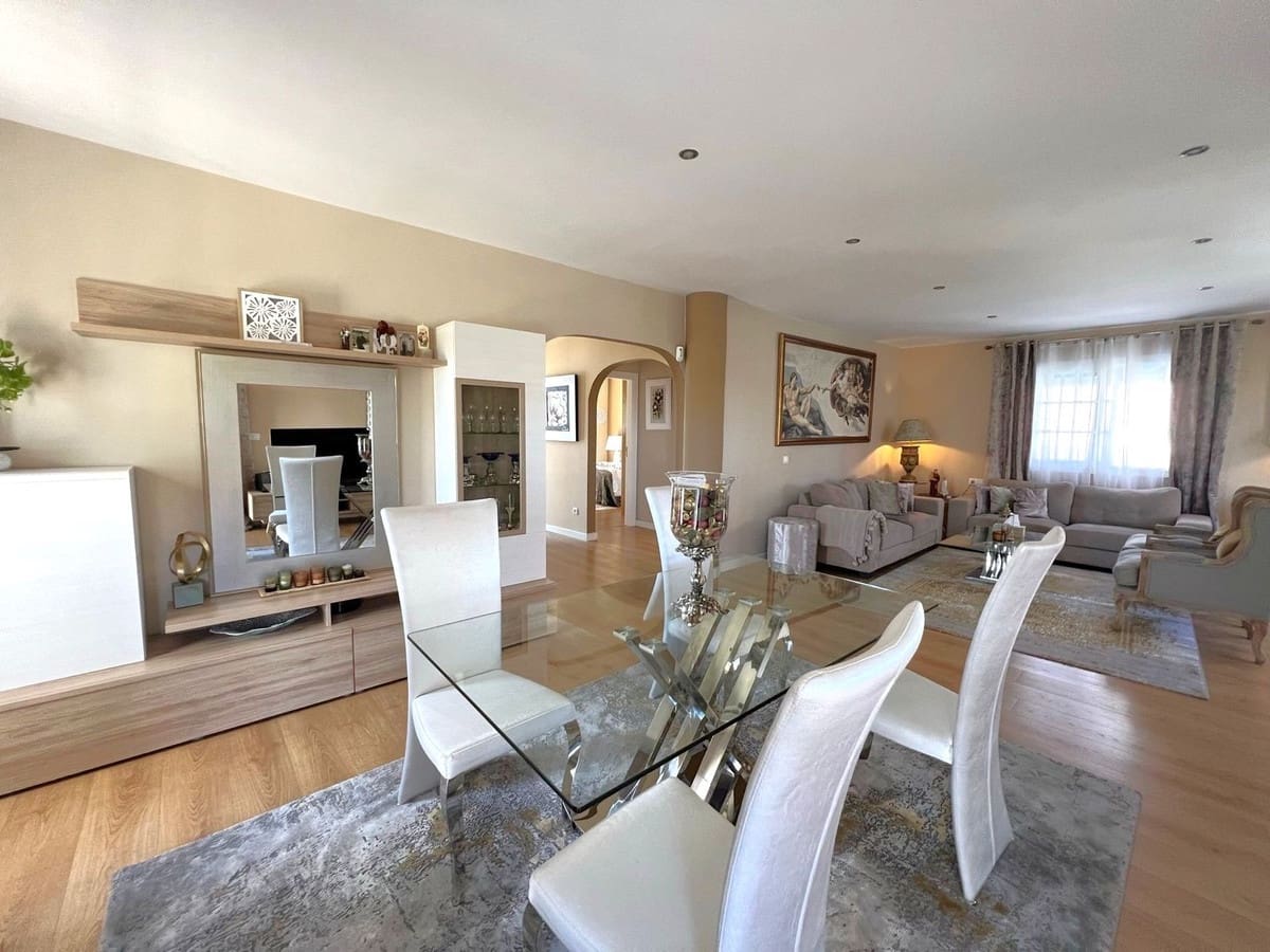 3 bedroom Villa for sale in Estepona - € 1,150,000 (Ref: 9453213)