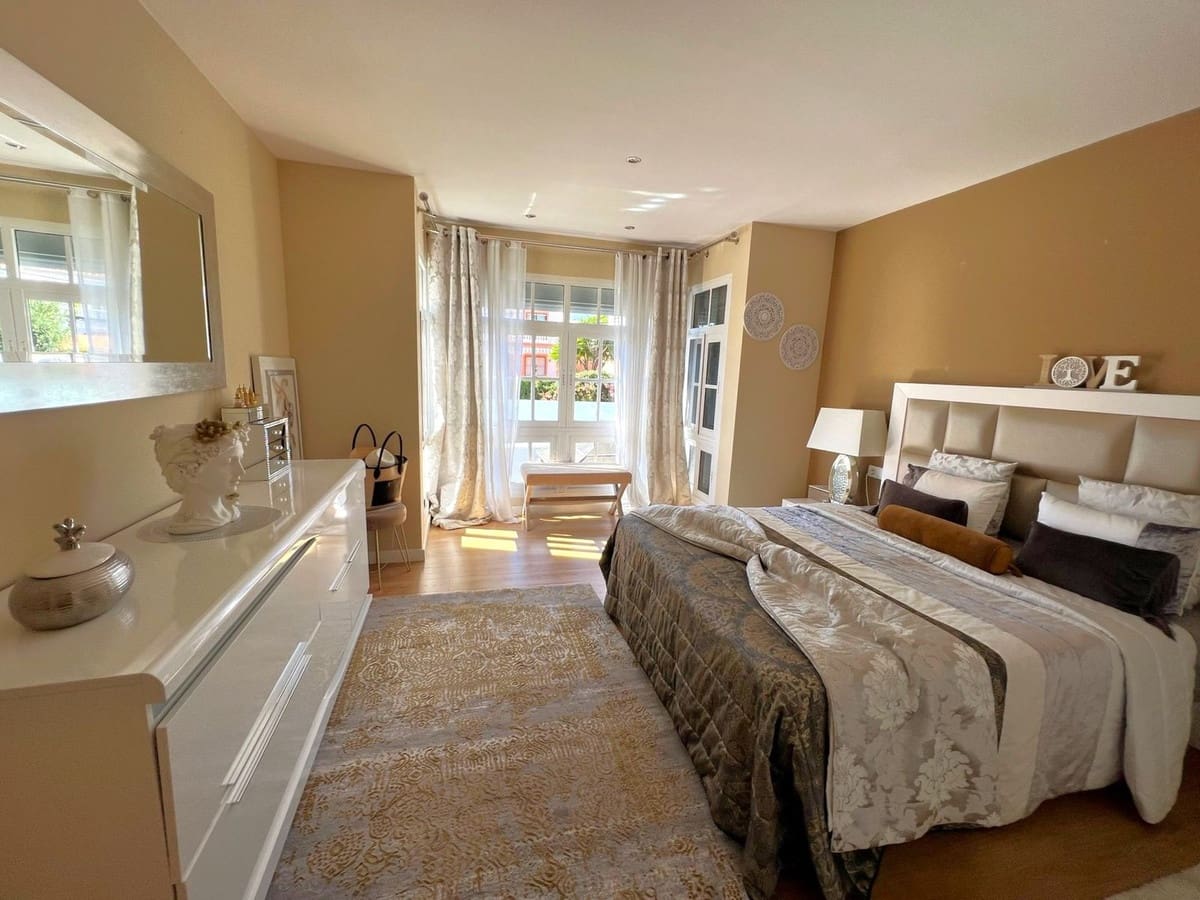 3 bedroom Villa for sale in Estepona - € 1,150,000 (Ref: 9453213)