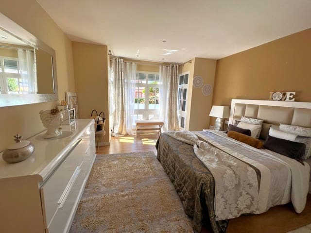 3 bedroom Villa for sale in Zona Calvario, Estepona - € 1,150,000 (Ref: 9453213)