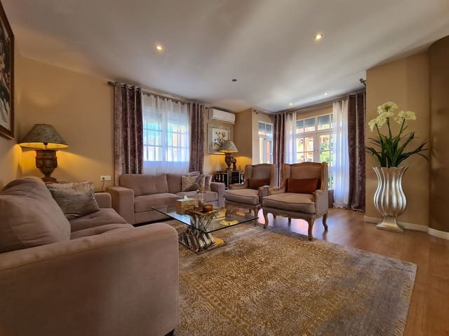 Chalet de 3 habitaciones en Zona Calvario, Estepona en venta - 1.150.000 € (Ref: 9453213)