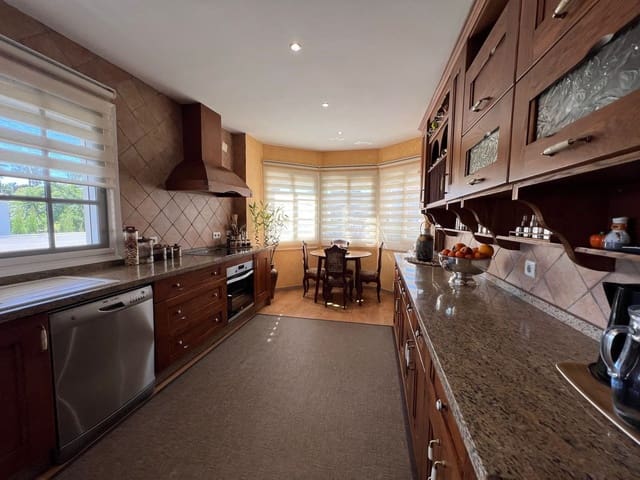 3 slaapkamer Villa te koop in Centro, Estepona - € 1.150.000 (Ref: 9453213)