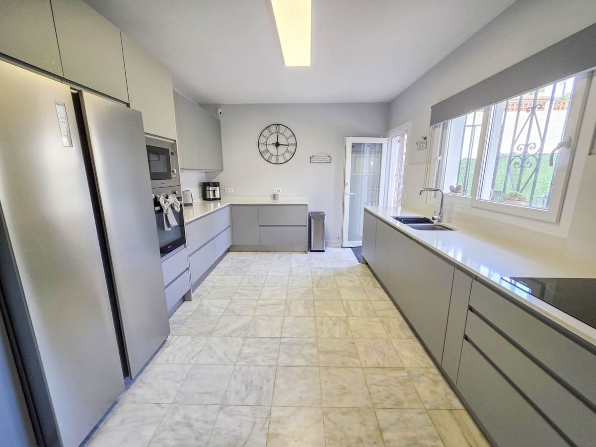 4 chambre Villa/Maison à vendre à La Duquesa / Puerto de la Duquesa avec piscine garage - 860 000 € (Ref: 9453215)