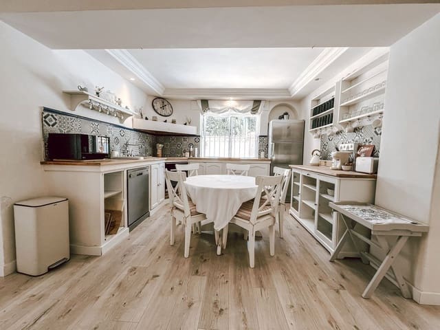 5 slaapkamer Villa te koop in Casco Antiguo, Marbella - € 1.600.000 (Ref: 9453218)