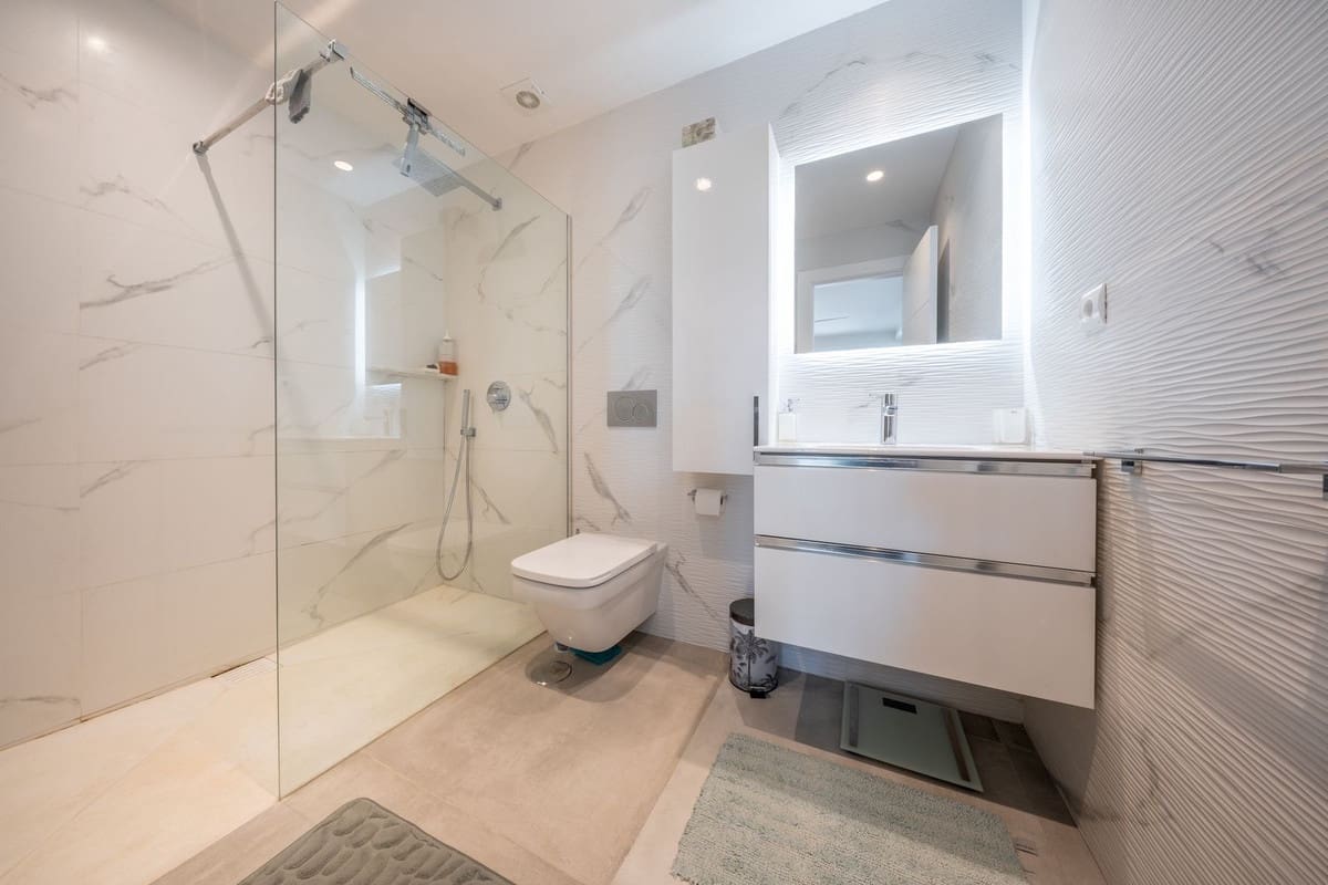 Apartamento de 2 habitaciones en Puerto Banus en venta - 689.000 € (Ref: 9456148)