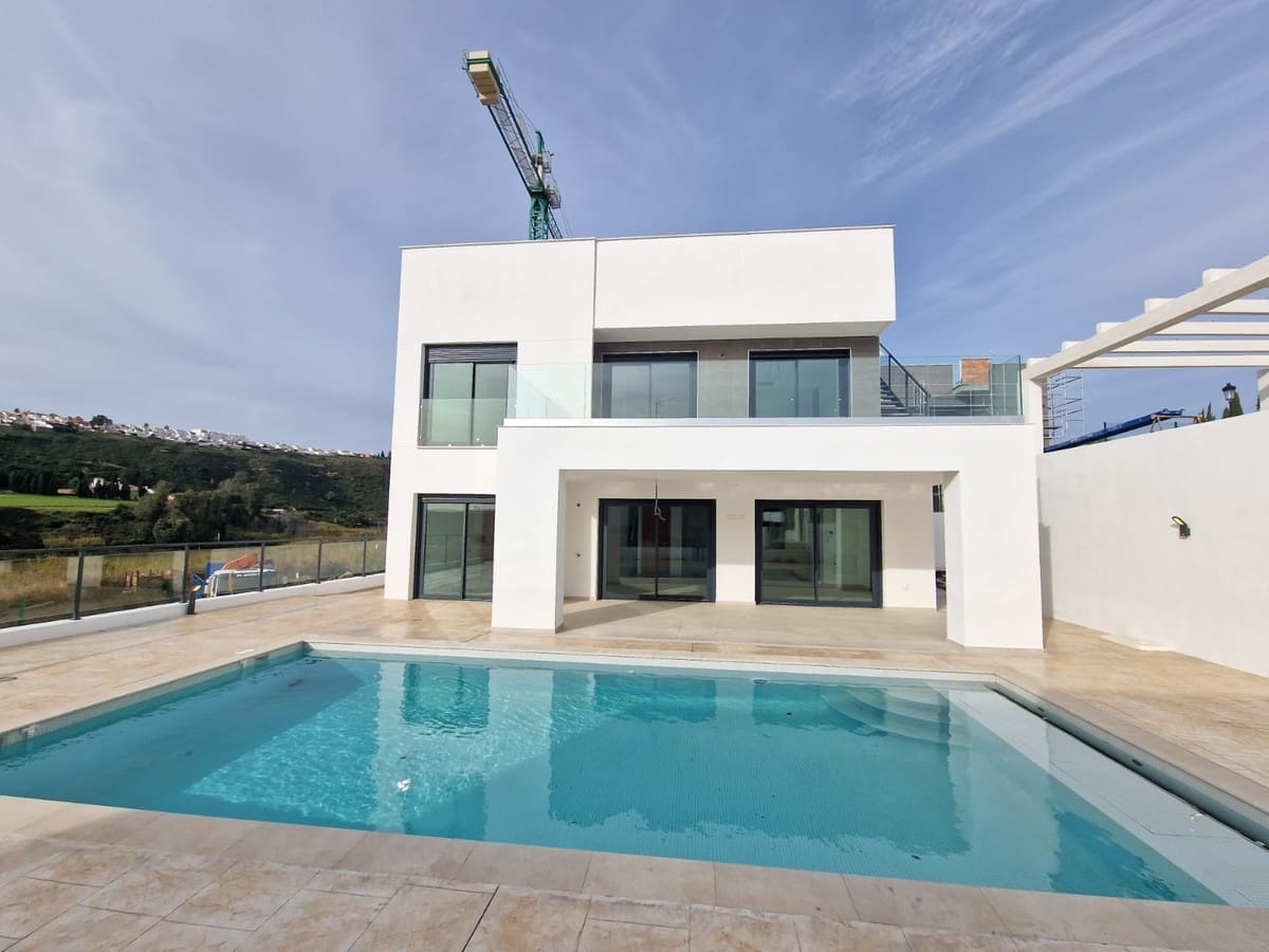 4 soverom Villa til salgs i Manilva med svømmebasseng - € 780 000 (Ref: 9464899)
