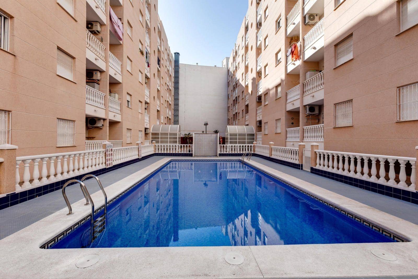 Apartamento de 3 habitaciones en Torrevieja en venta con piscina - 159.969 € (Ref: 9464906)