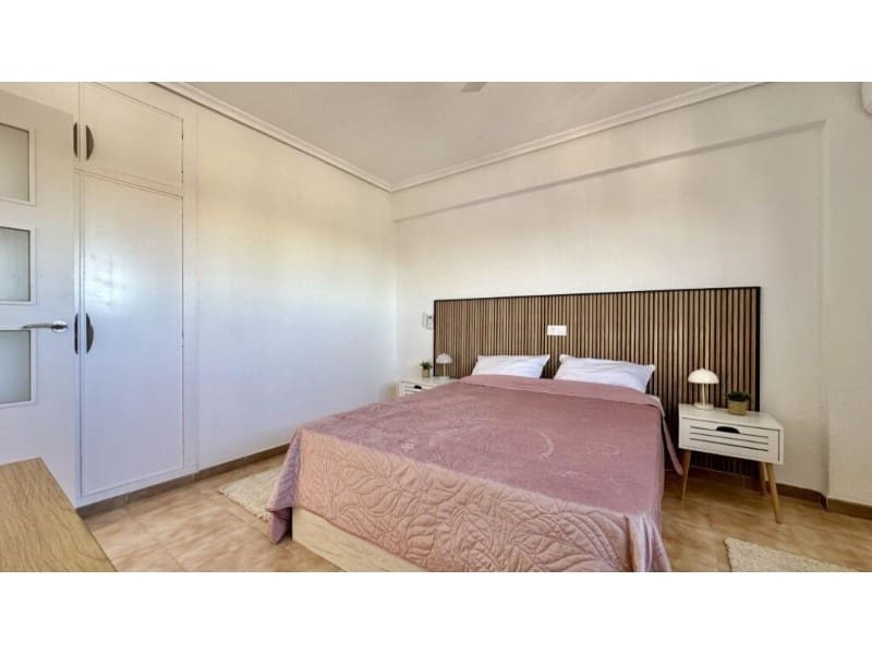 Ático de 2 habitaciones en Torrevieja en venta - 247.000 € (Ref: 9464907)