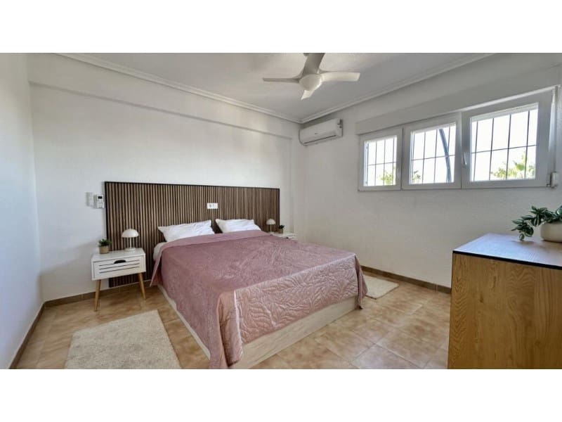 Ático de 2 habitaciones en Torrevieja en venta - 247.000 € (Ref: 9464907)