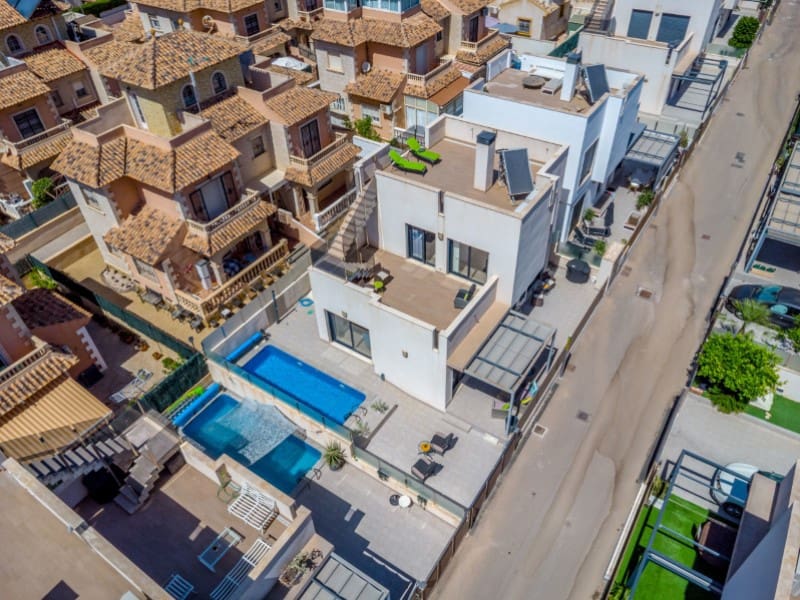 Chalet de 5 habitaciones en Torrevieja en venta - 439.000 € (Ref: 9464908)