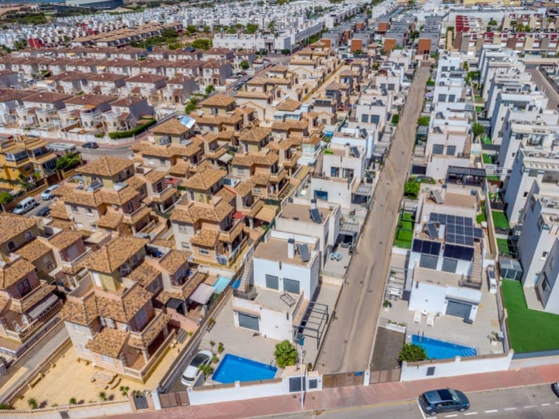 Chalet de 5 habitaciones en Torrevieja en venta - 439.000 € (Ref: 9464908)