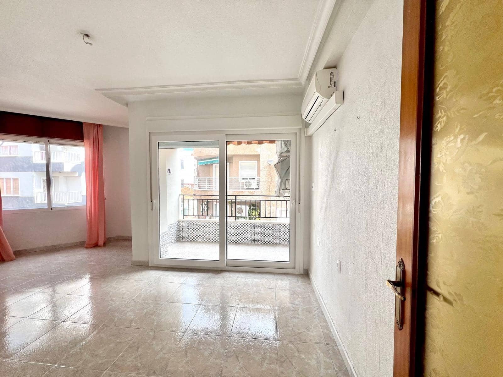 Apartamento de 3 habitaciones en Torrevieja en venta - 198.000 € (Ref: 9470325)