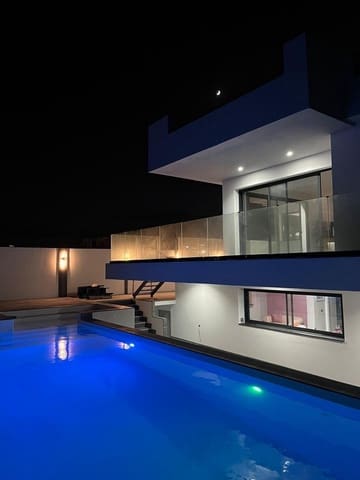 4 slaapkamer Villa te koop in Corralejo, La Oliva met zwembad - € 1.545.000 (Ref: 9470328)