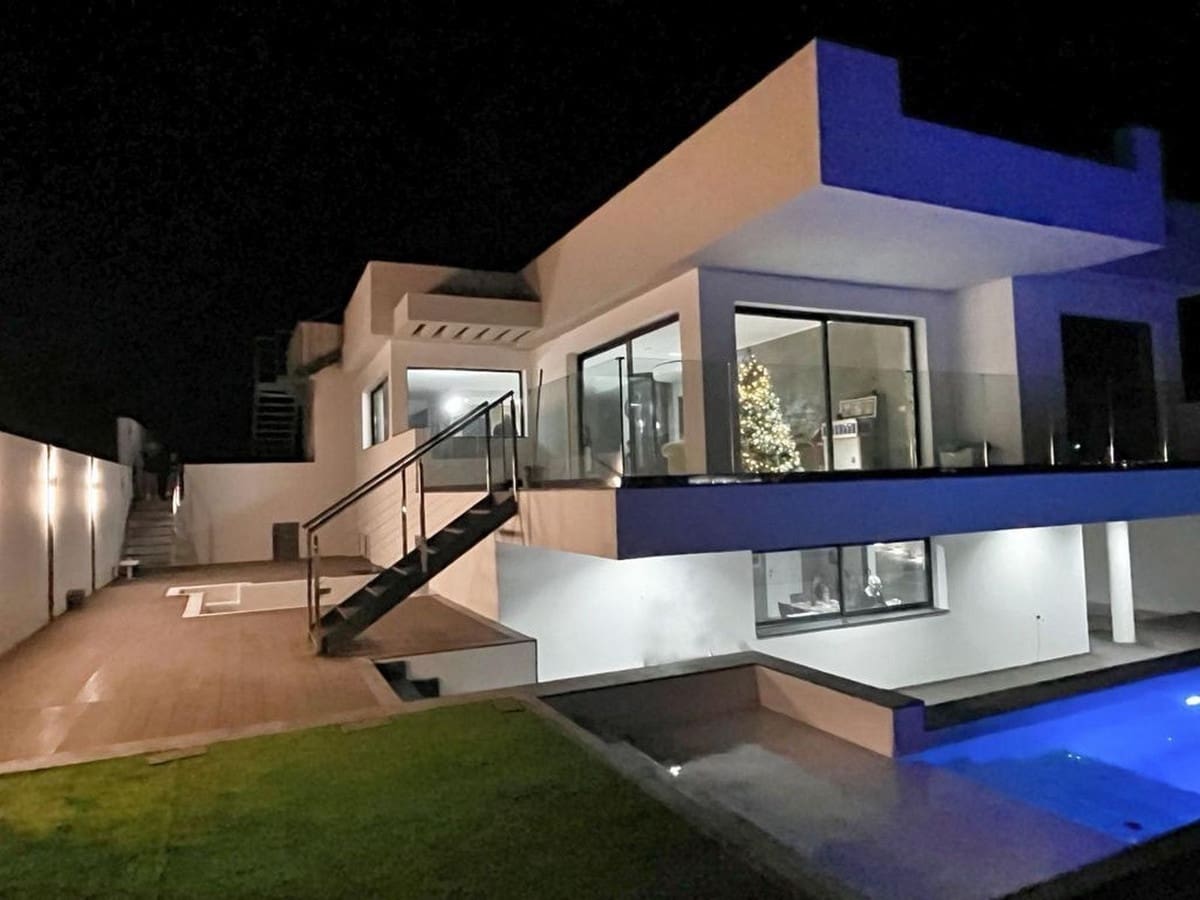 Chalet de 4 habitaciones en Corralejo en venta con piscina - 1.545.000 € (Ref: 9470328)