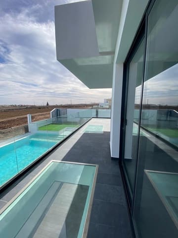 4 slaapkamer Villa te koop in Corralejo, La Oliva met zwembad - € 1.545.000 (Ref: 9470328)