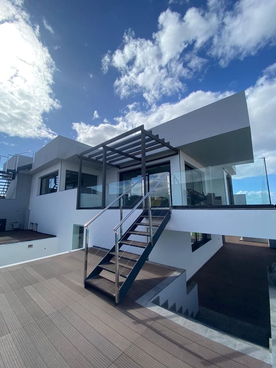 Chalet de 4 habitaciones en Corralejo en venta con piscina - 1.545.000 € (Ref: 9470328)