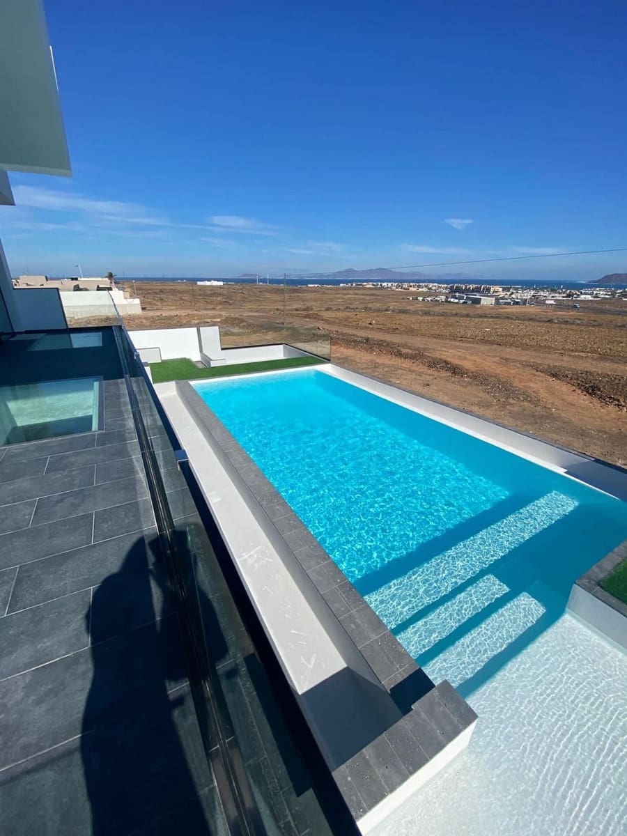 Chalet de 4 habitaciones en Corralejo en venta con piscina - 1.545.000 € (Ref: 9470328)