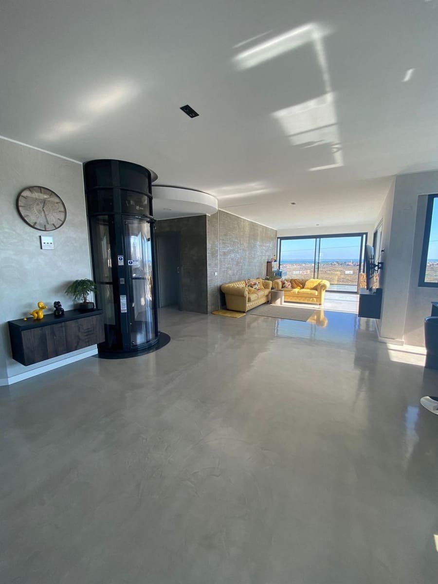 4 bedroom Villa for sale in Corralejo with pool - € 1,545,000 (Ref: 9470328)