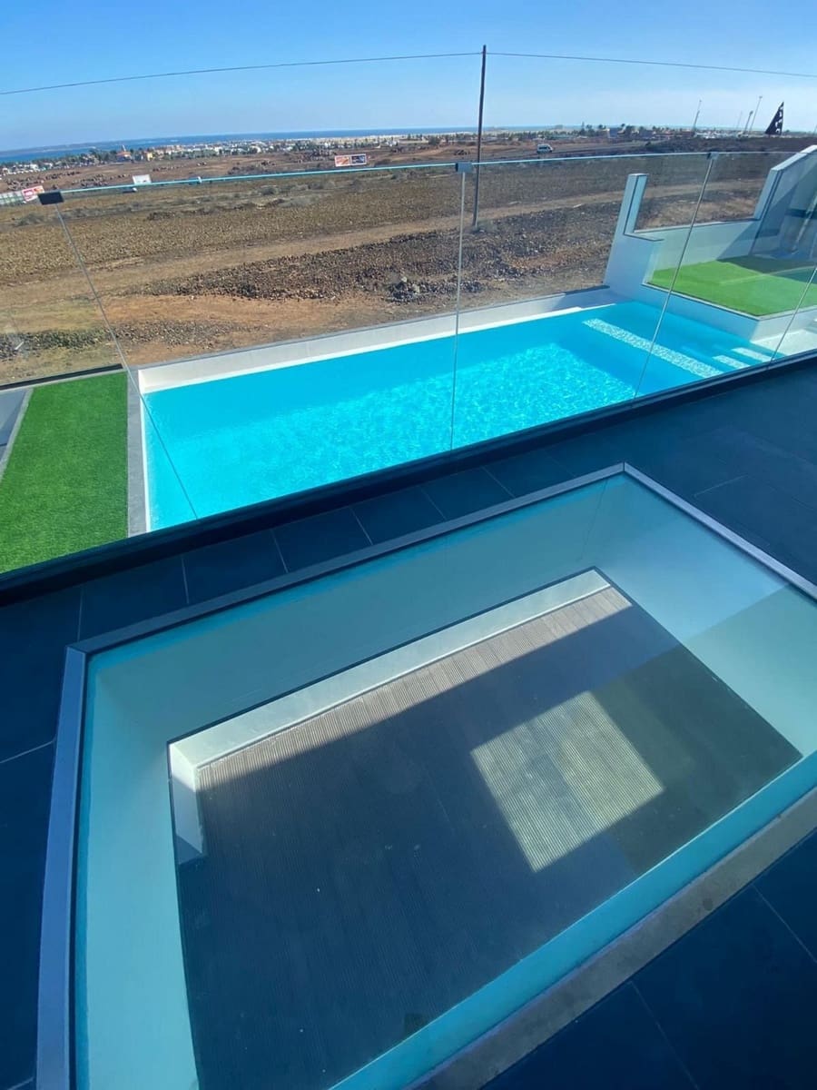 4 bedroom Villa for sale in Corralejo with pool - € 1,545,000 (Ref: 9470328)