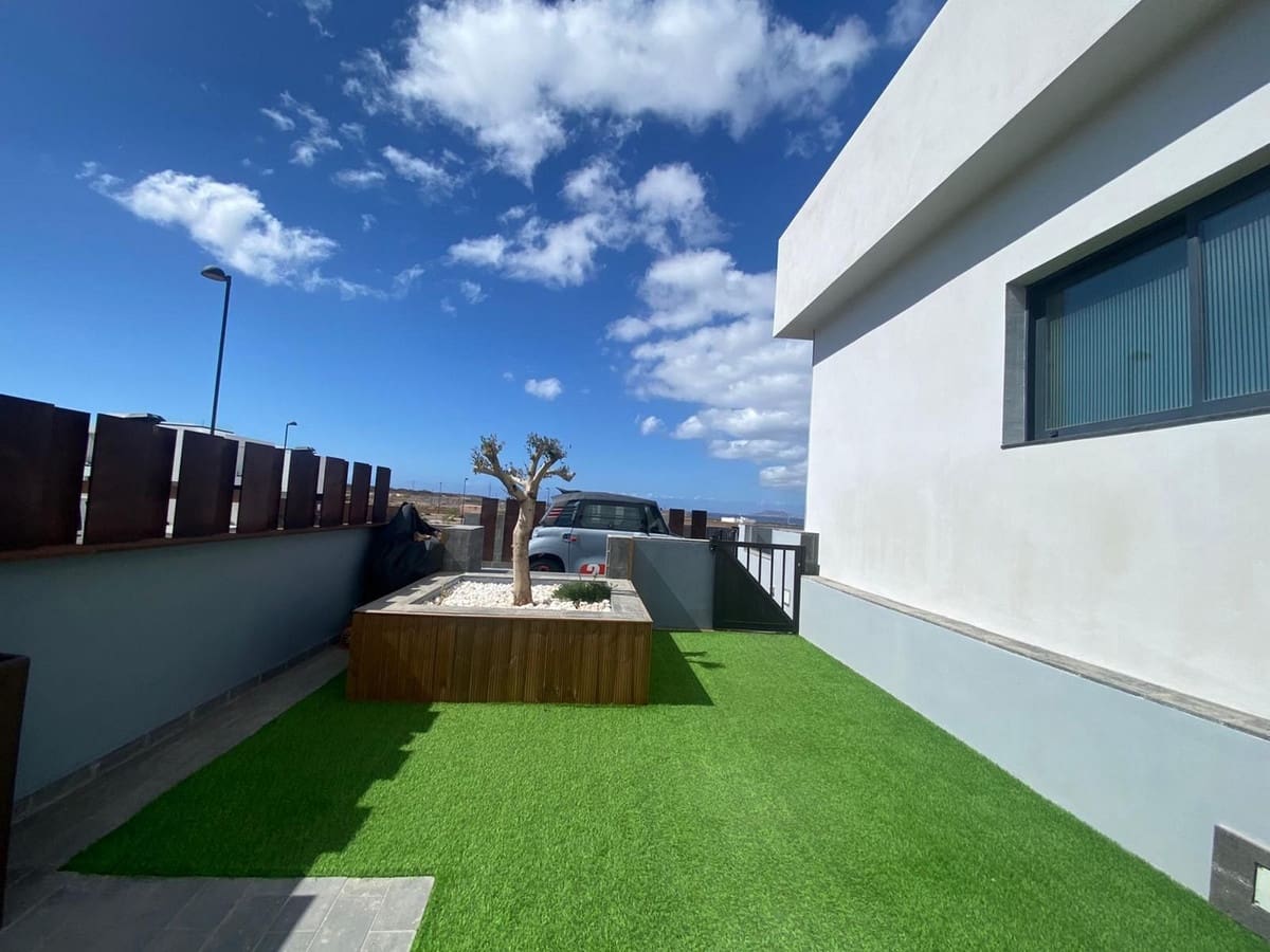 4 bedroom Villa for sale in Corralejo with pool - € 1,545,000 (Ref: 9470328)